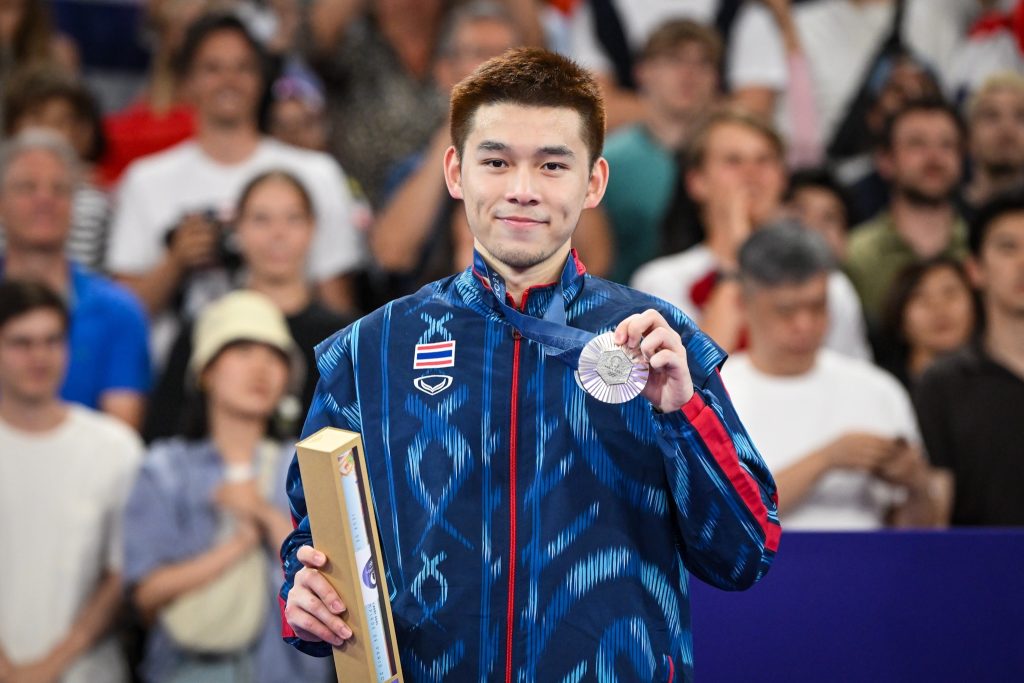 タイのバドミントンスター、クンラバットが歴史的なオリンピック決勝で銀メダルを獲得